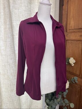 Women’s Zip-Front Jacket in Maroon